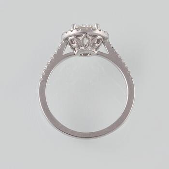 RING, 18K vitguld med briljantslipad diamant 1.07 ct samt små briljantsliapde diamanter 0.28 ct. Vikt 3.3 gram.