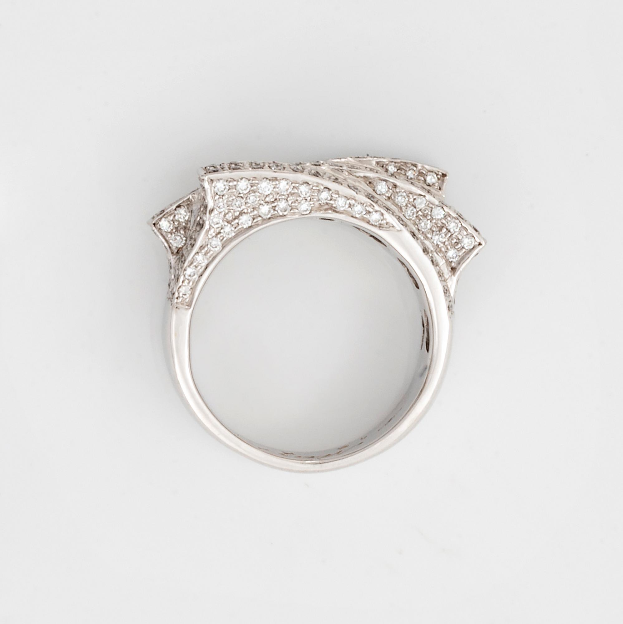 Ring, med briljantslipade diamanter.