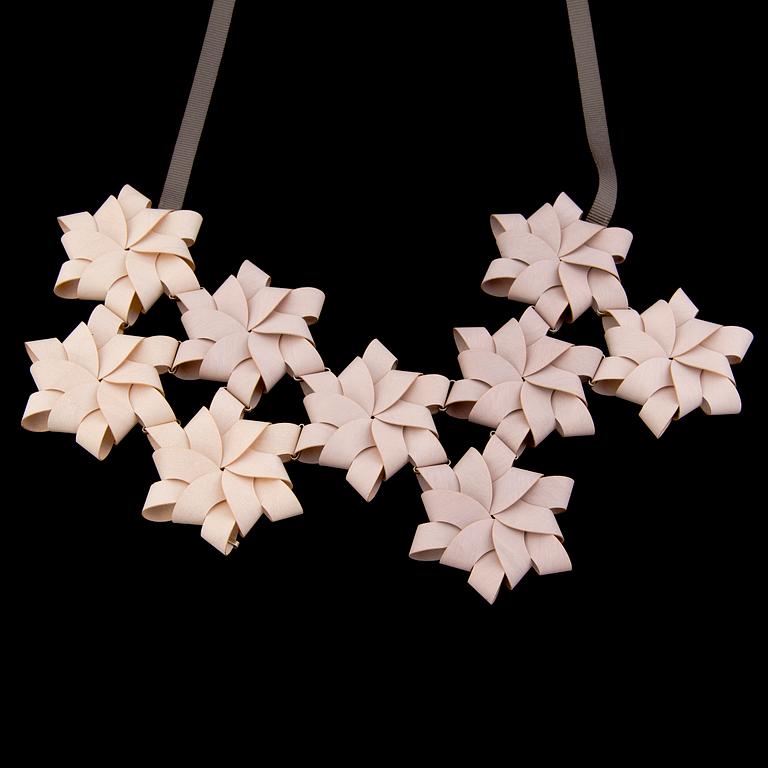 INNI PÄRNÄNEN, KAULAKORU, vaneri, silkkinauha, 2014-15.