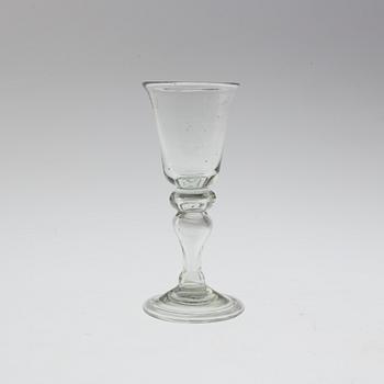 AN 18TH CENTURY WINE GLASS.