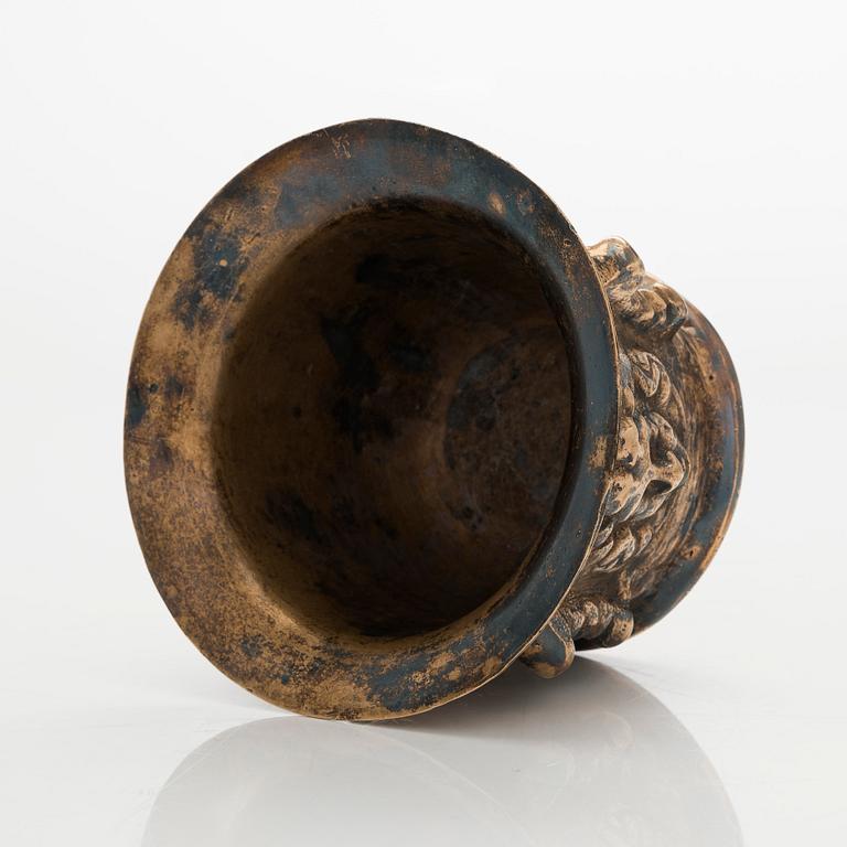 Mortar and pestle. Bronze. Spain, 17th century.