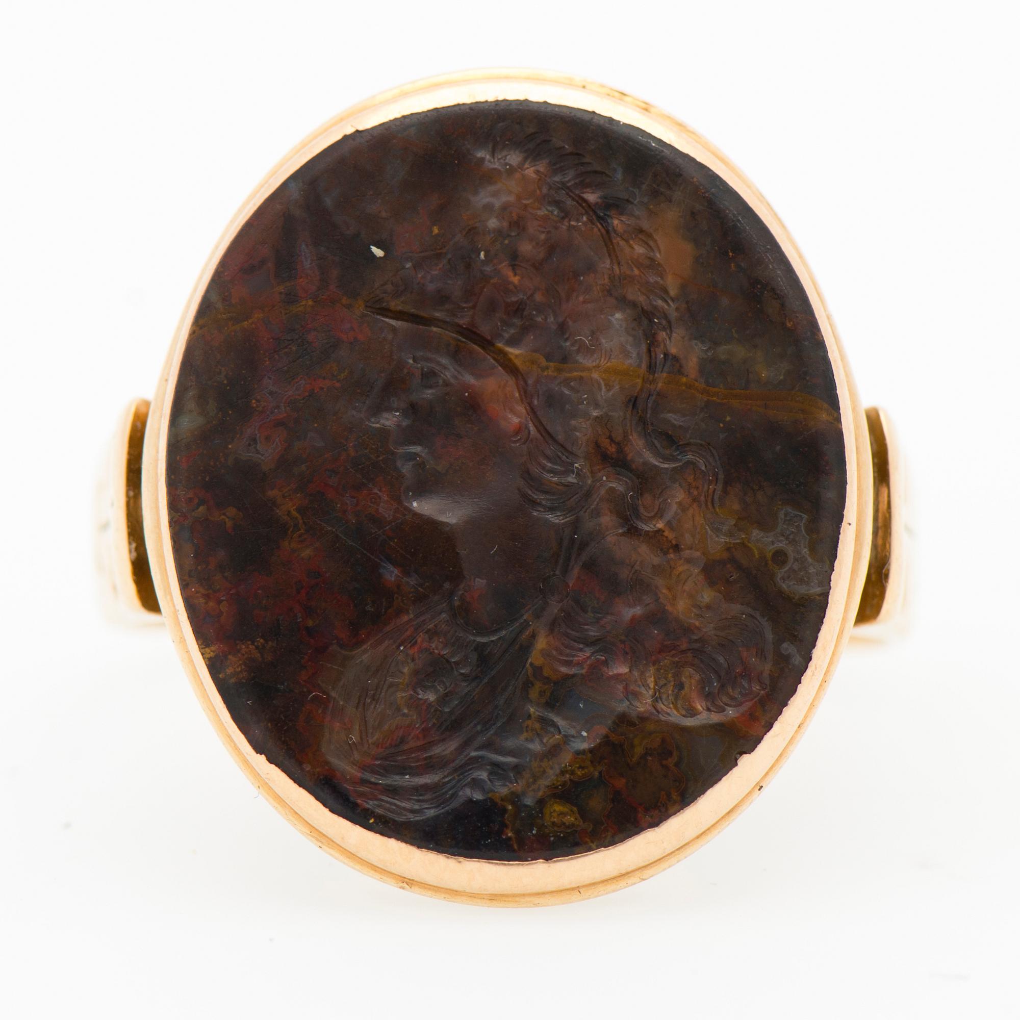 SINETTISORMUS, kaiverrettu luonnonkivi, 18K. Helsinki 1887.