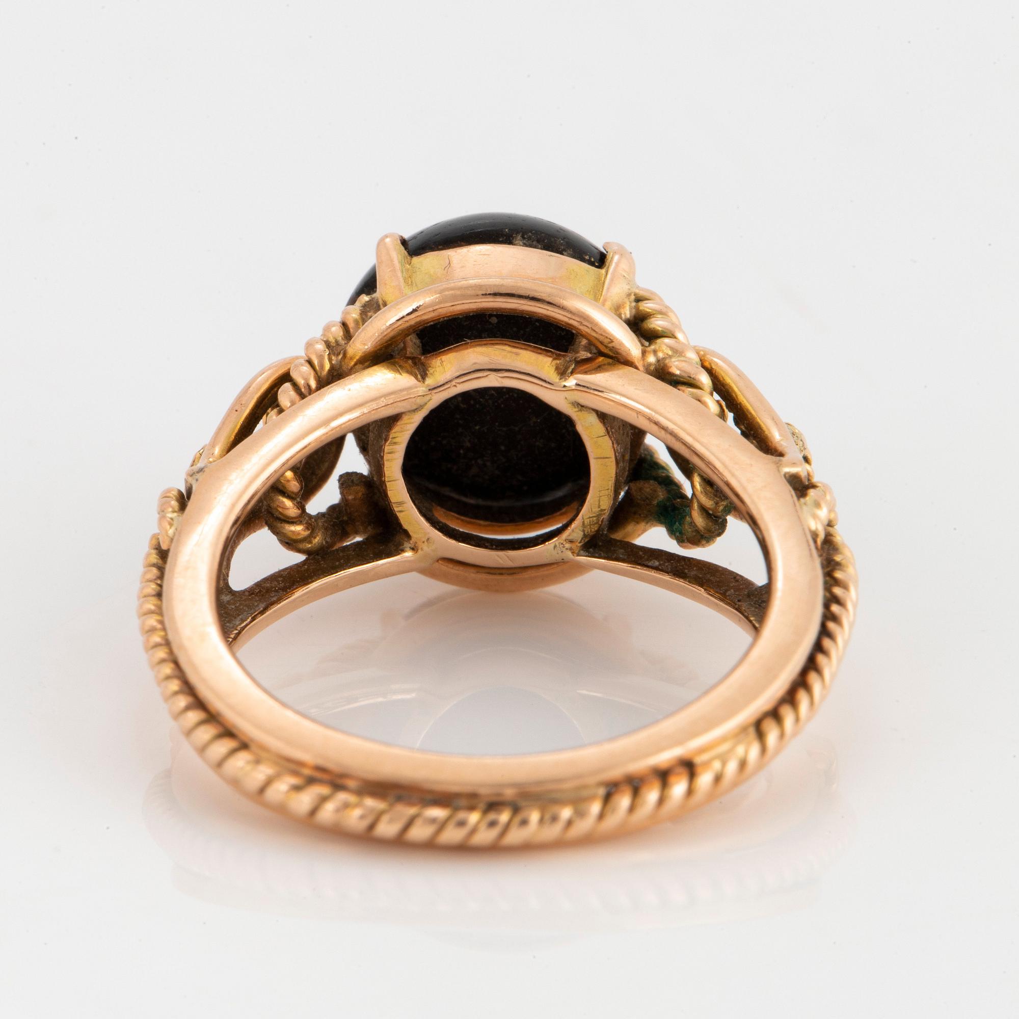 Ring 14K guld med en stjärnsafir.