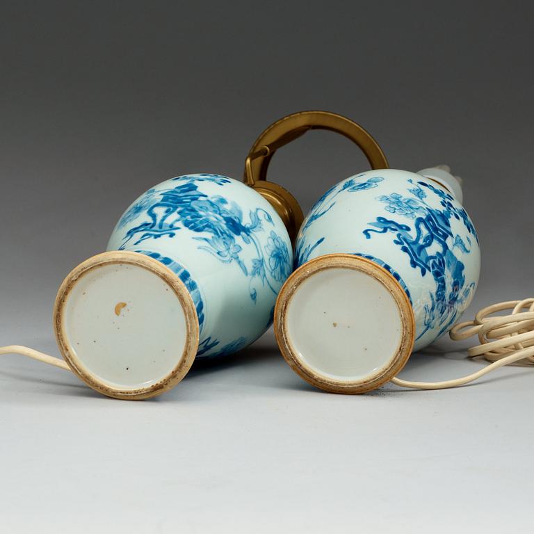 VASER, ett par, porslin. Qing dynastin, 1700-tal.