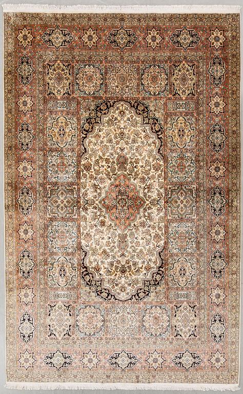Carpet, Kashmir, 315 x 222 cm.