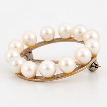 An 18K gold brooch set with cultured pearls ca 6 mm.
