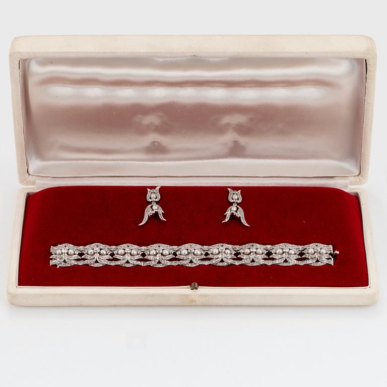 Armband och ett par örhängen i platina med pärlor samt gammal-, åttkant- och rosenslipade diamanter.