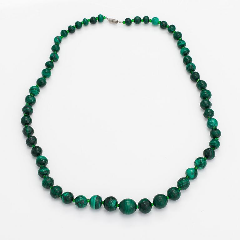 A malachite pearl collier.