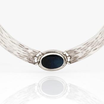 COLLIER, med cabochonslipad spektrolit, Stockholm, Sverige, 1900-talets andra hälft.