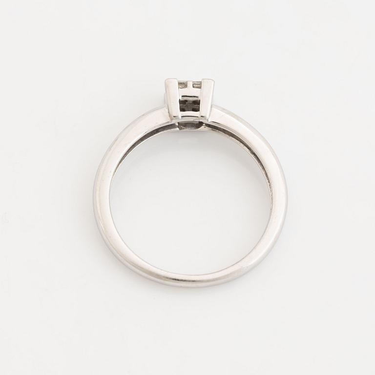 Ring, vitguld med fyra prinsesslipade diamanter.