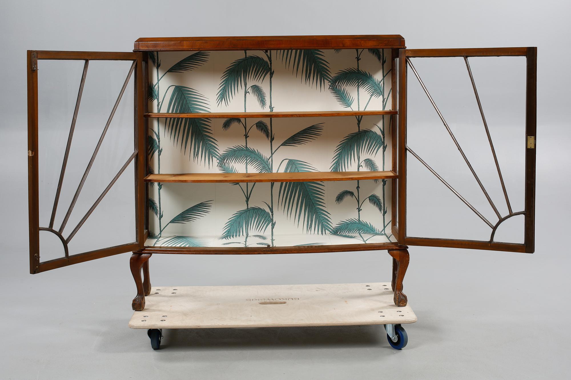 VITRINSKÅP, 1900-talets första hälft.