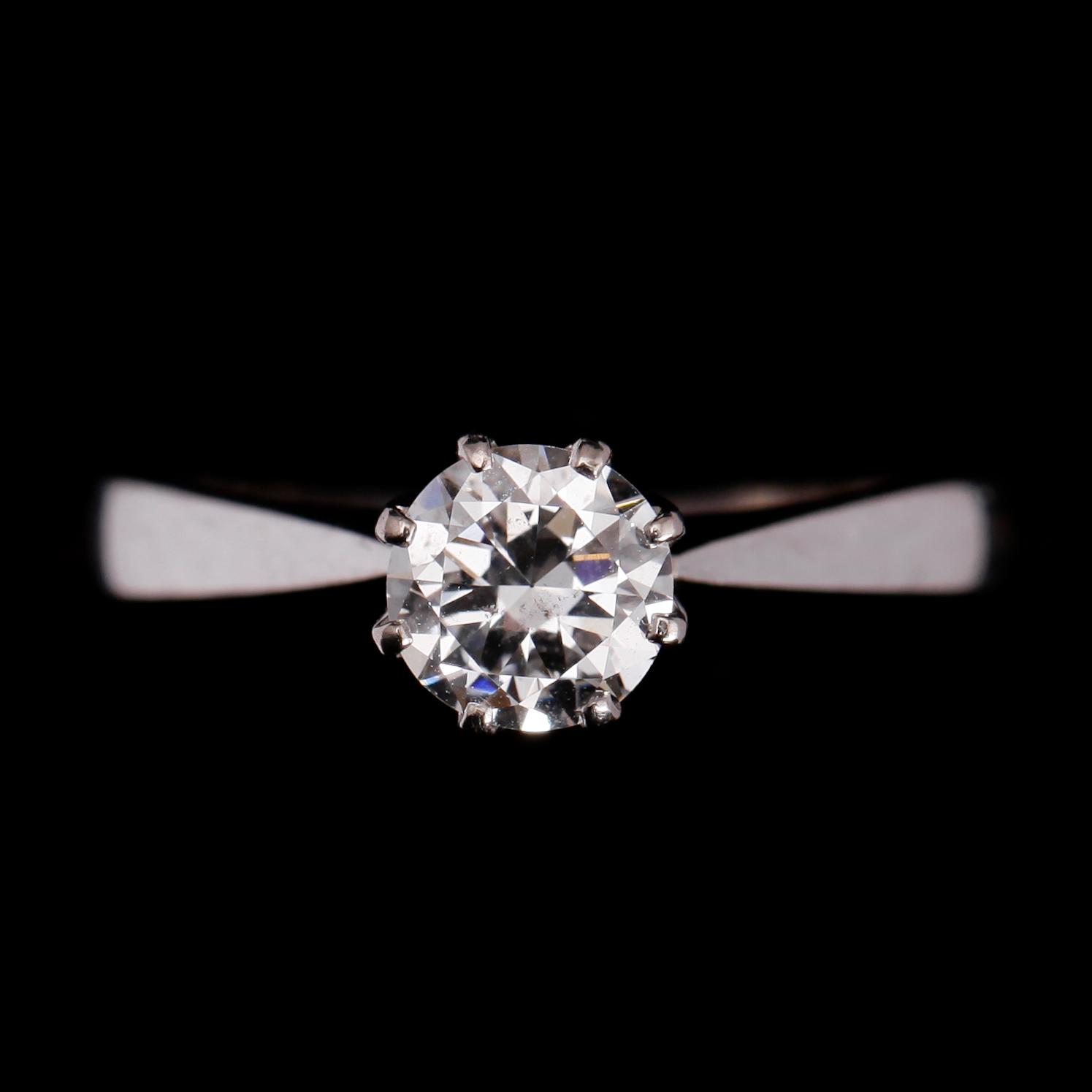 RING, 18 k, briljantslipad diamant 0.91 ct, enl intyg, svenska stämplar LEA, 1970. Total vikt ca 3,8 gram.