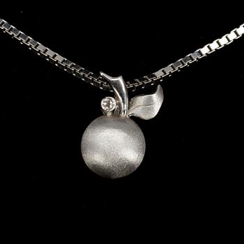 HÄNGE, "äppel" Briljantslipad diamant 0.02 ct. 14K vitguld. Vikt 7,5 g.