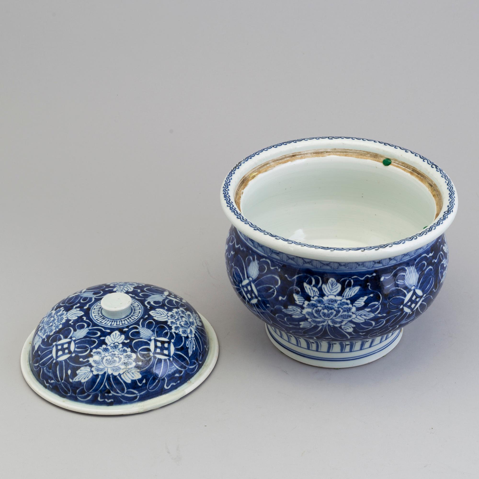 A large Chinese blue and white porcelain tureen with cover, Qing dynasty, 19th century.