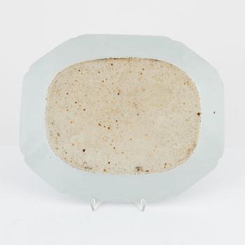 Tallrikar, 7 st, samt stekfat, Kina, Qingdynasti, 1700-1800-tal.