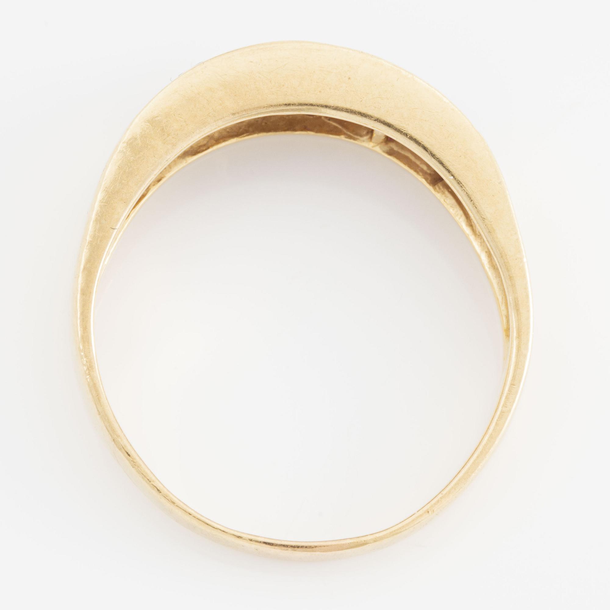 Ring in 18K gold set with carré-cut rubies and brilliant-cut diamonds.