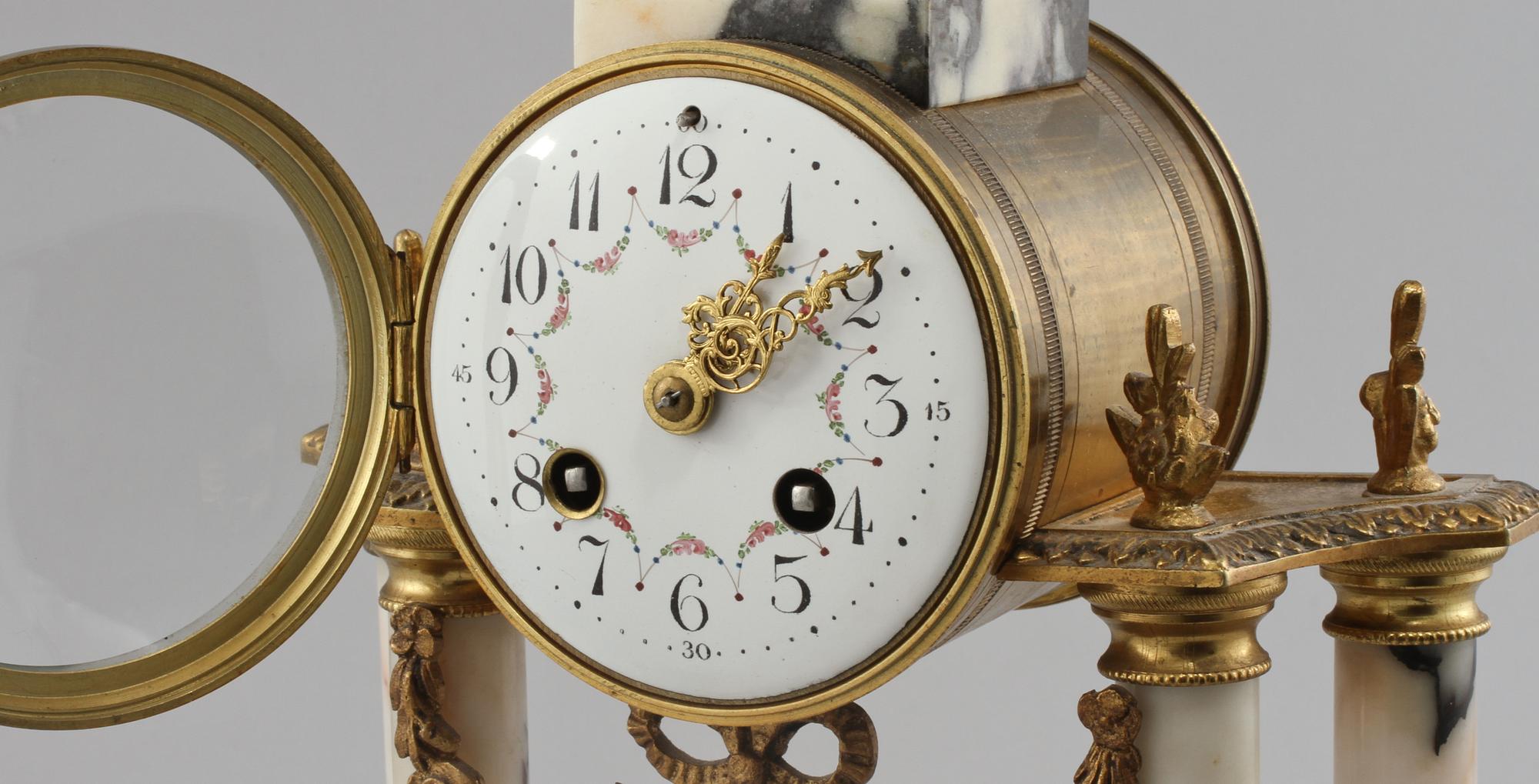 BORDSUR, Louis XVI-stil, 1900-talets första hälft.