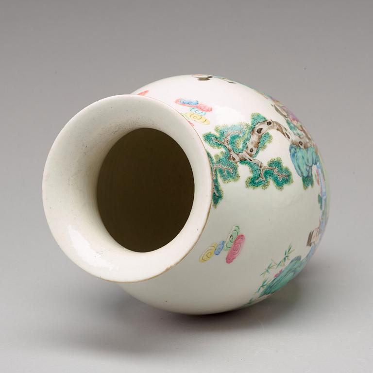 A famille rose vase, Qing dynasty, 19th century.