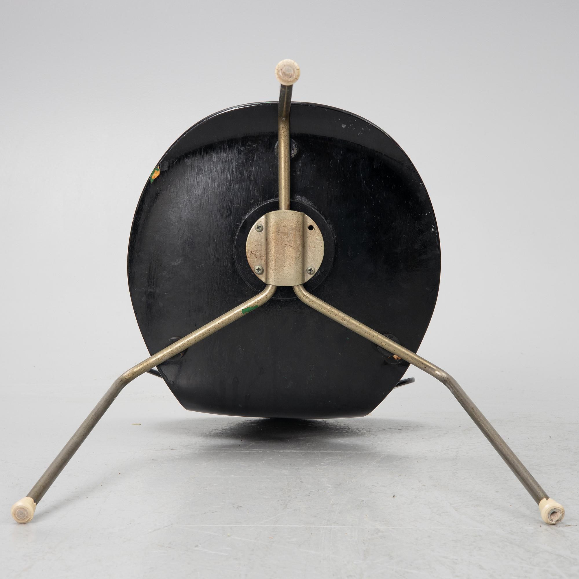 Arne Jacobsen, stolar, 4 st, "Myran", Fritz Hansen, Danmark, 1900-talets andra hälft resp 2024.