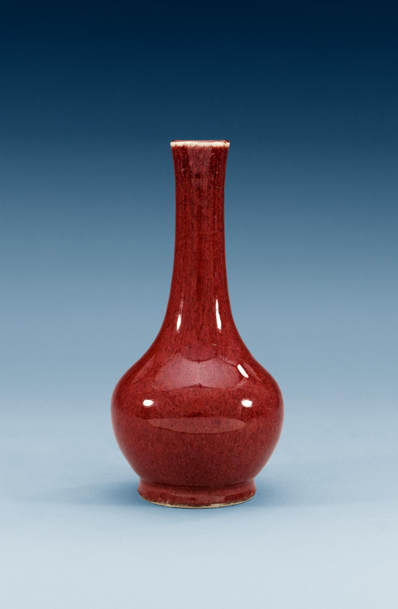 VAS, porslin. Qing dynastin, troligen 1700-tal. Med sigillmärke i underglasyrblått.