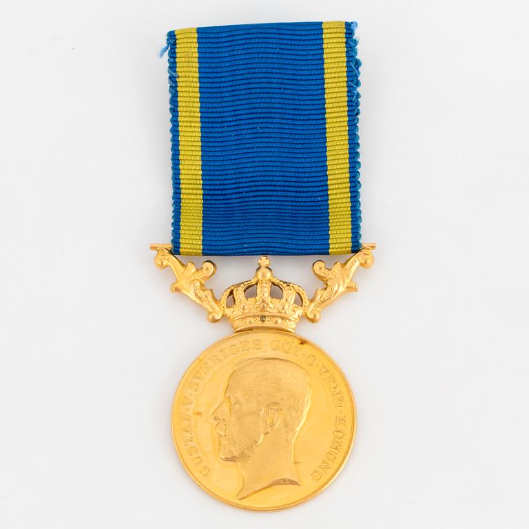 A Swedish Royal medal, from the period of King Gustaf V, 23 ct gold.