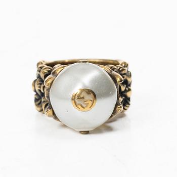 Gucci, Translation: "ring with a pearl".