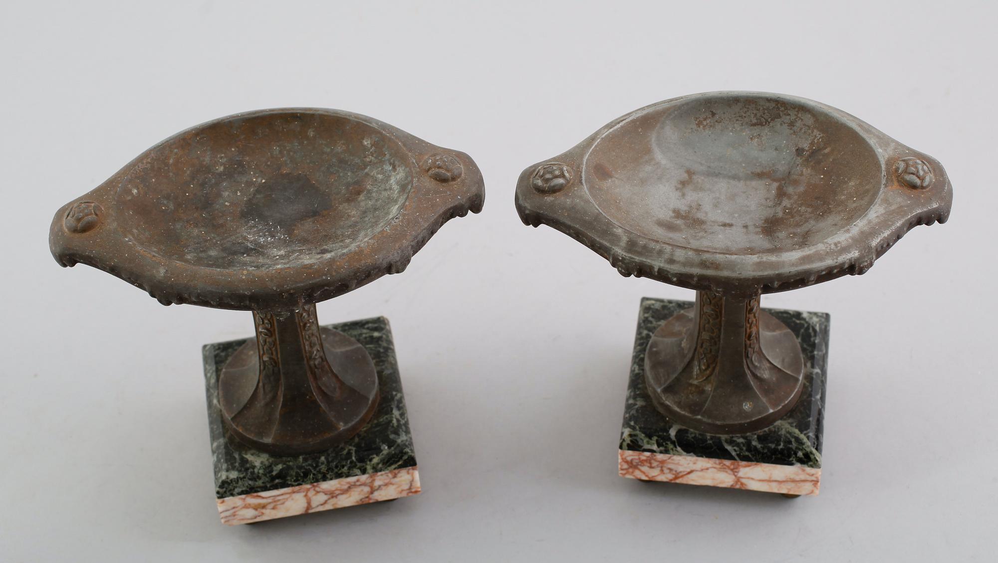 BORDSPENDYL, F Marti, Frankrike, 1800-talets andra hälft samt TAZZOR, 1 par, snarlika.