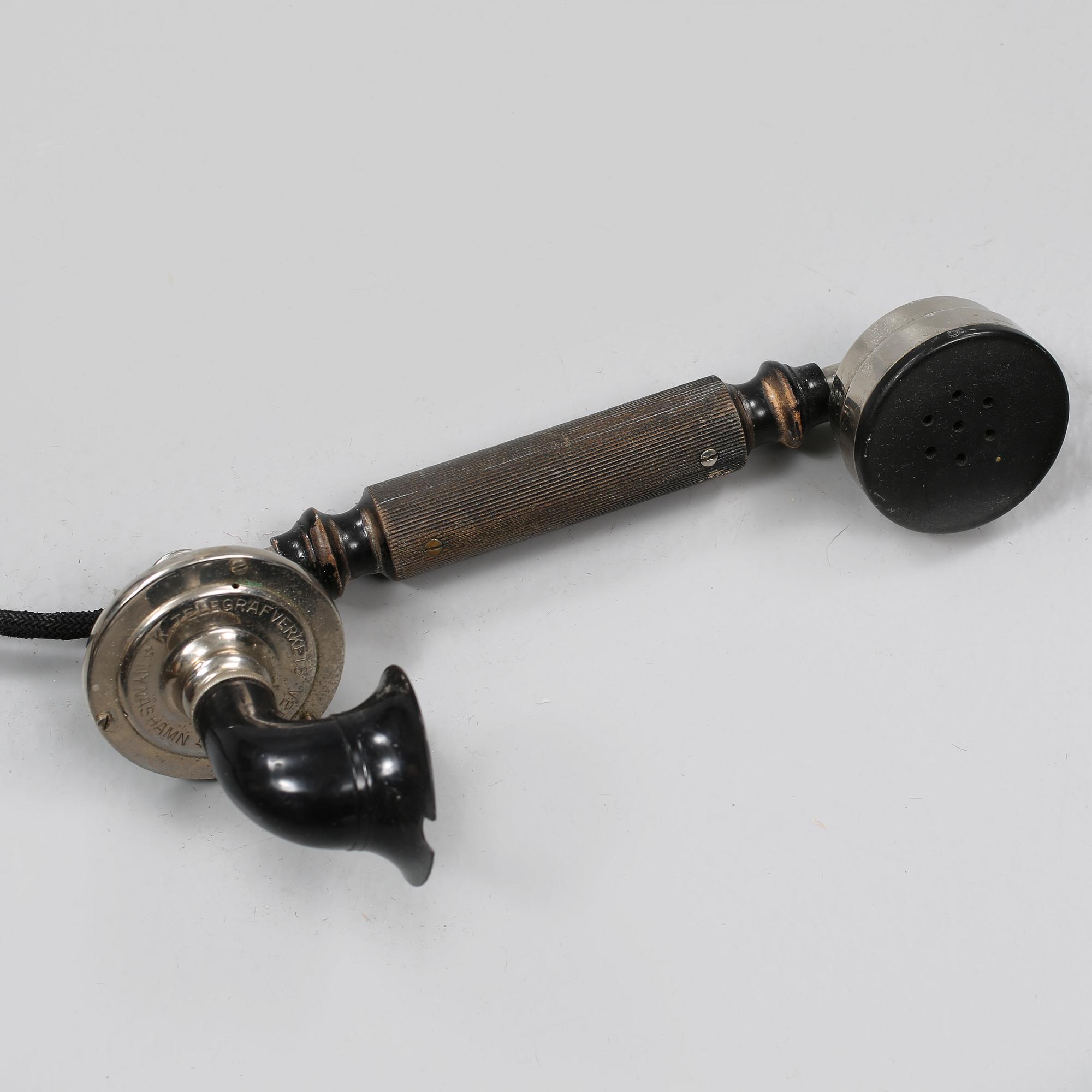 VÄGGTELEFON, Telegrafverkets verkstad, Nynäshamn, omkring sekelskiftet 1800/1900.