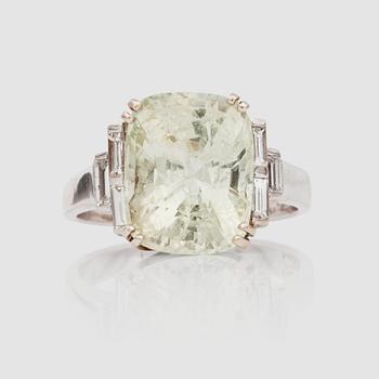 1368. A natural greenish-yellow sapphire, 7.85 cts according to GRS cert, and baguette-cut diamond ring. Total carat 0.30 cts.