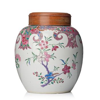 1079. A famille rose jar, Qing dynasty, 18th Century.