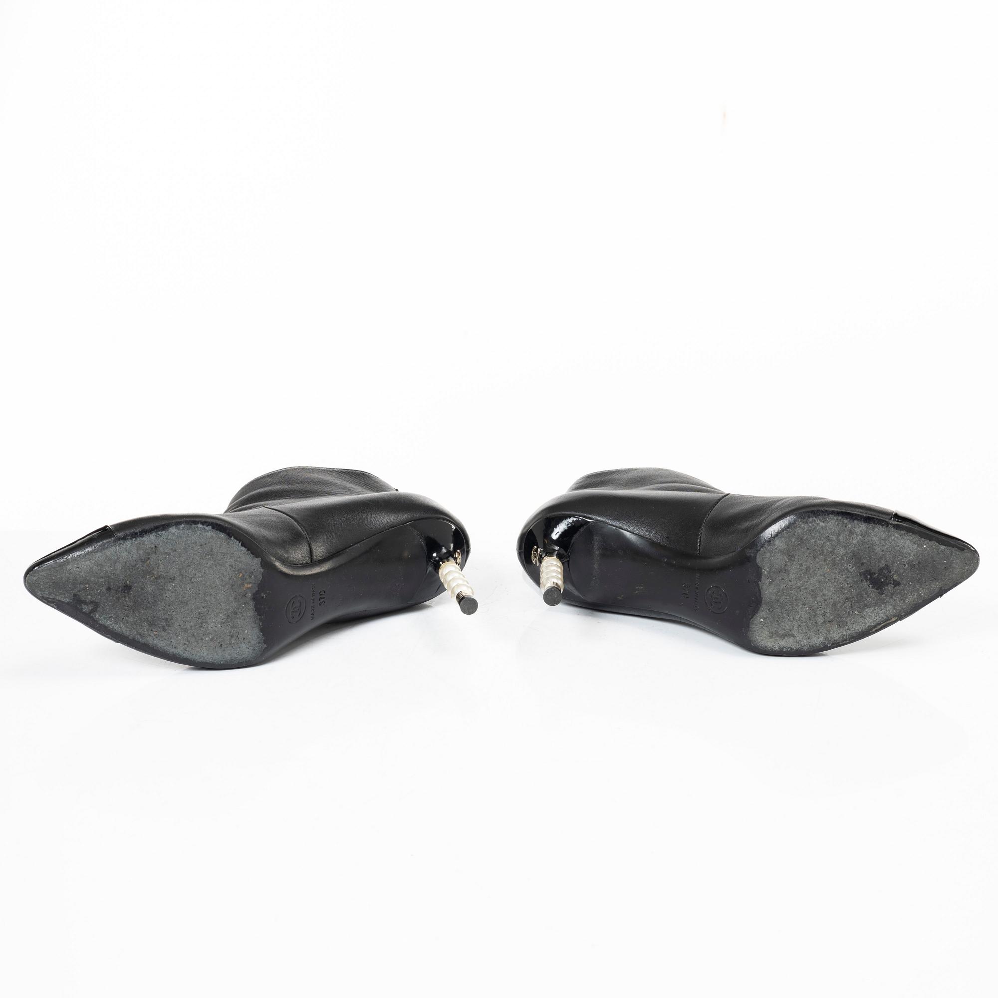 Chanel, ankle boots, size 37C.