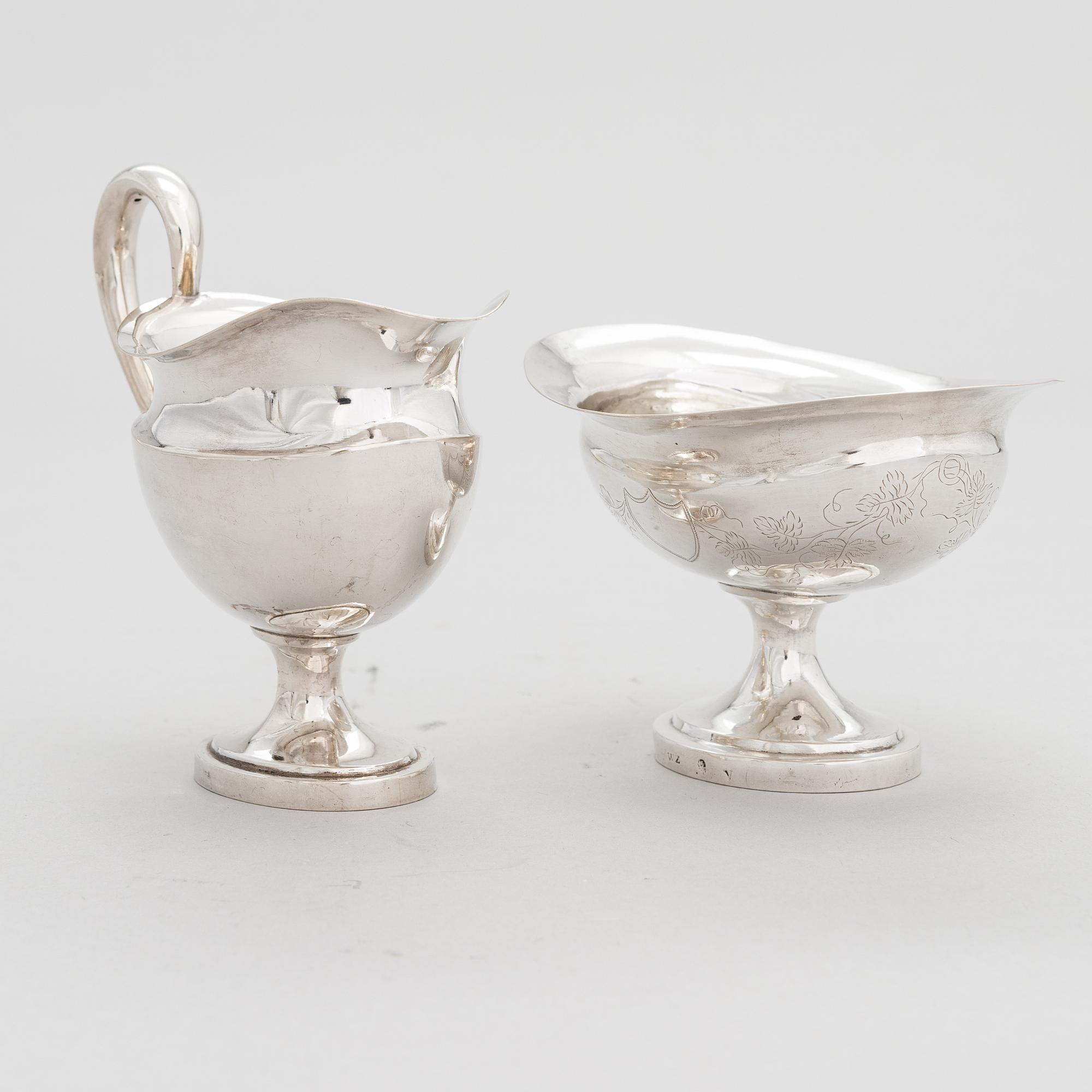Sockerskål, silver, Dresden, Tyskland 1818 och gräddsnäcka, silver, Juho Tepponen, Helsingfors 1933.
