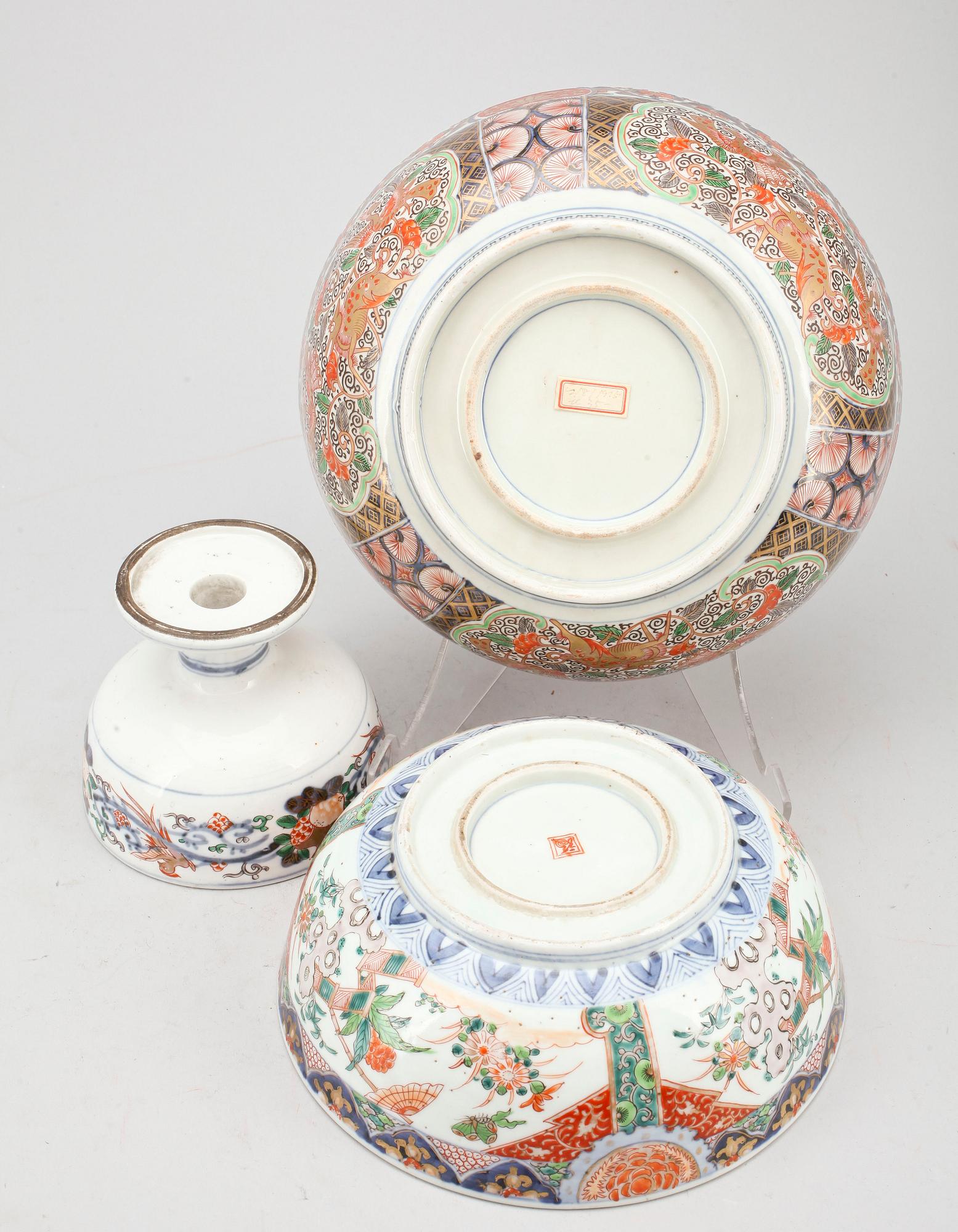 SKÅLAR SAMT SKÅL PÅ FOT, 3 delar, porslin, Japan, 1900-tal.