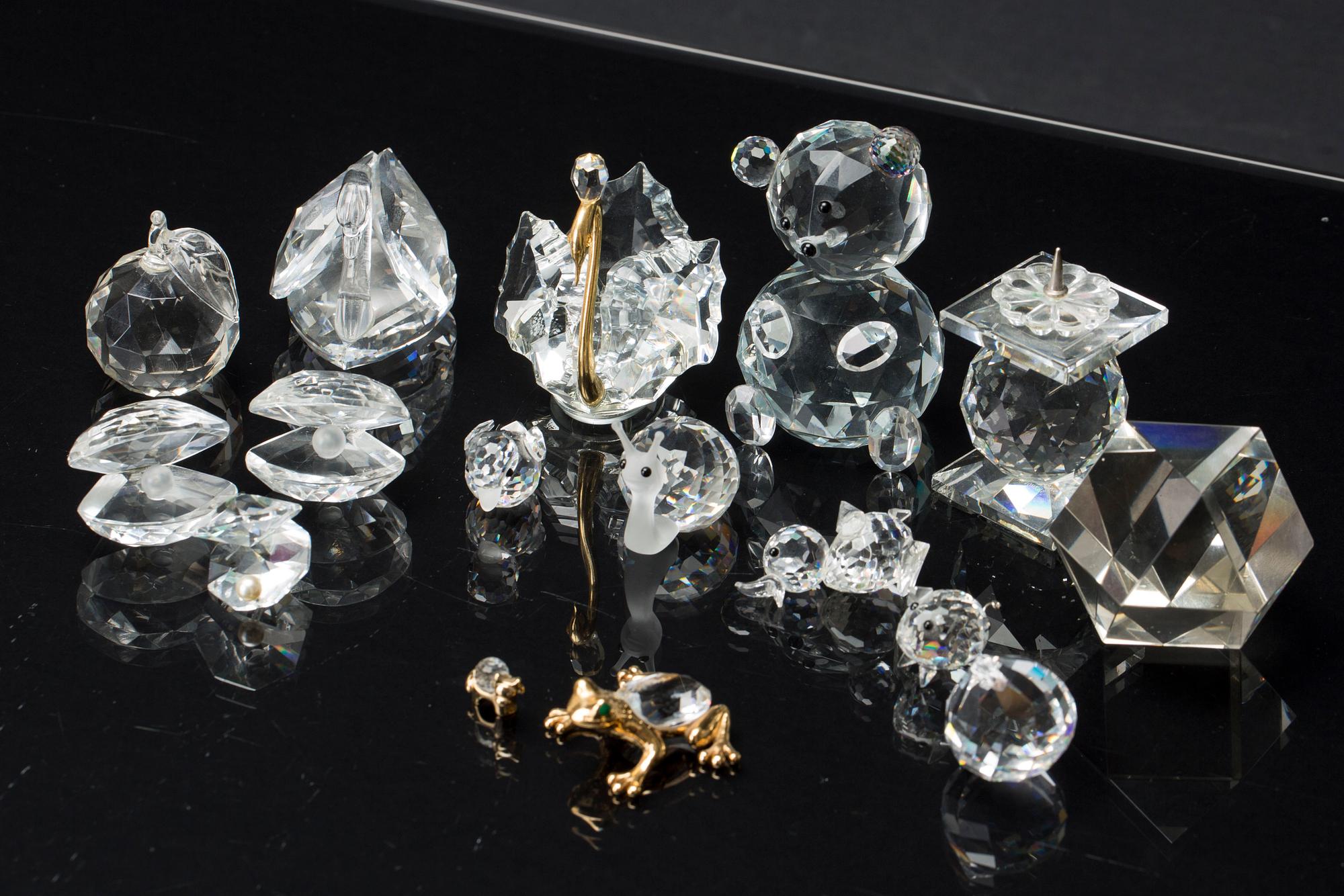 17 GLASS FIGURINES SOME MARKED SWAROVSKI.