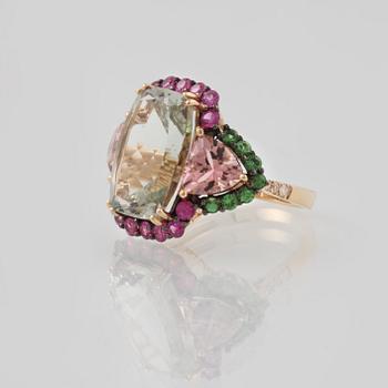 RING, 18K guld med fasettslipade safirer ca 1.29 ct, kvartz ca 7.31 ct samt tumaliner ca 2.29 ct. Vikt 6,1 gram.