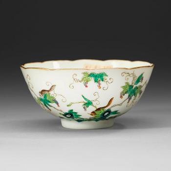 99. A bowl decorated with squirrels among grapes, late Qing dynasty (1644-1912).