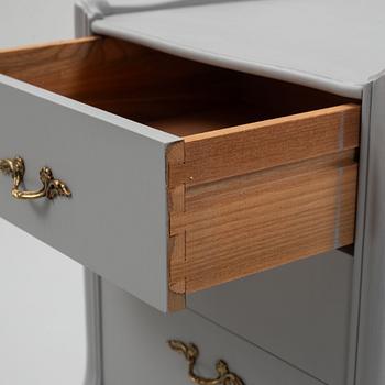 Sängbord, ett par, rokokostil, 1900-talets mitt.