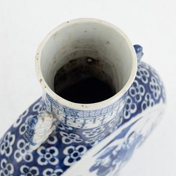 A Chinese blue and white porcelain moonflask, Qing dynasty, 19th century.