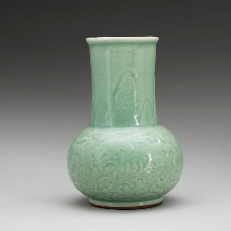 A celadon glazed vase, late Qing dynasty.