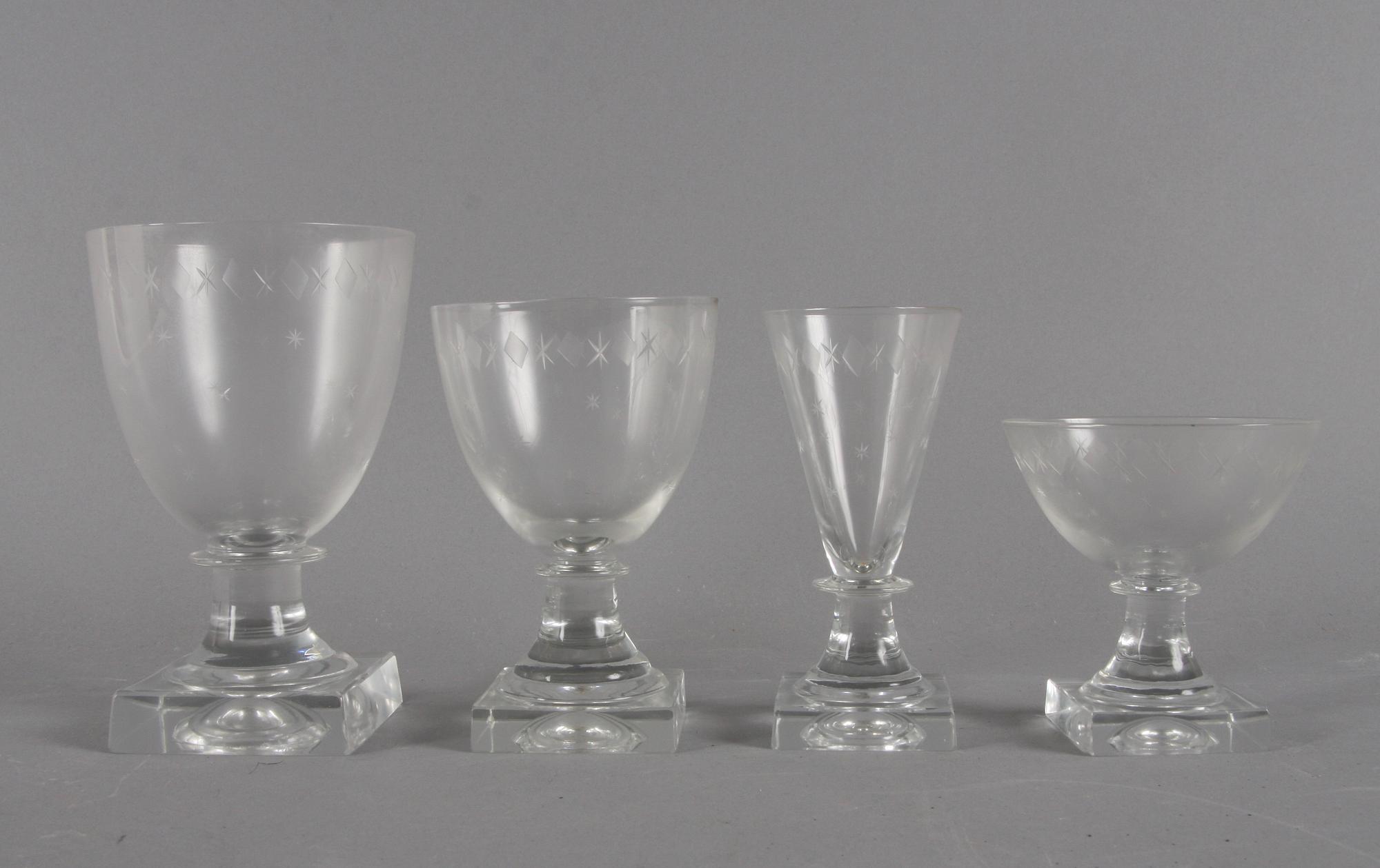 SERVISDELAR, ca 50 delar. Glas, 1900-tal.
