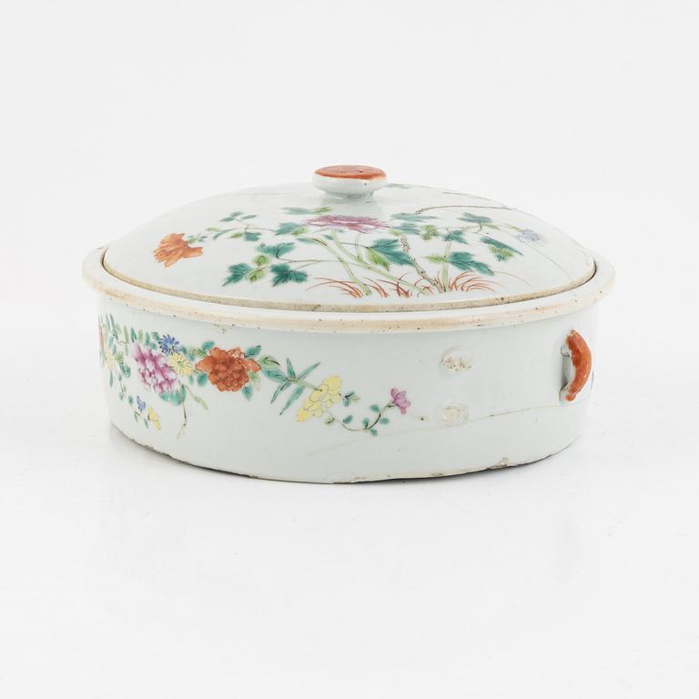 A famille rose tureen with cover, China, 19th century.