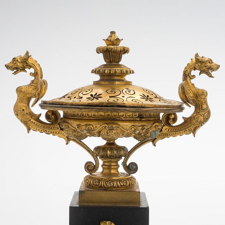 A pair of 19th century urns.