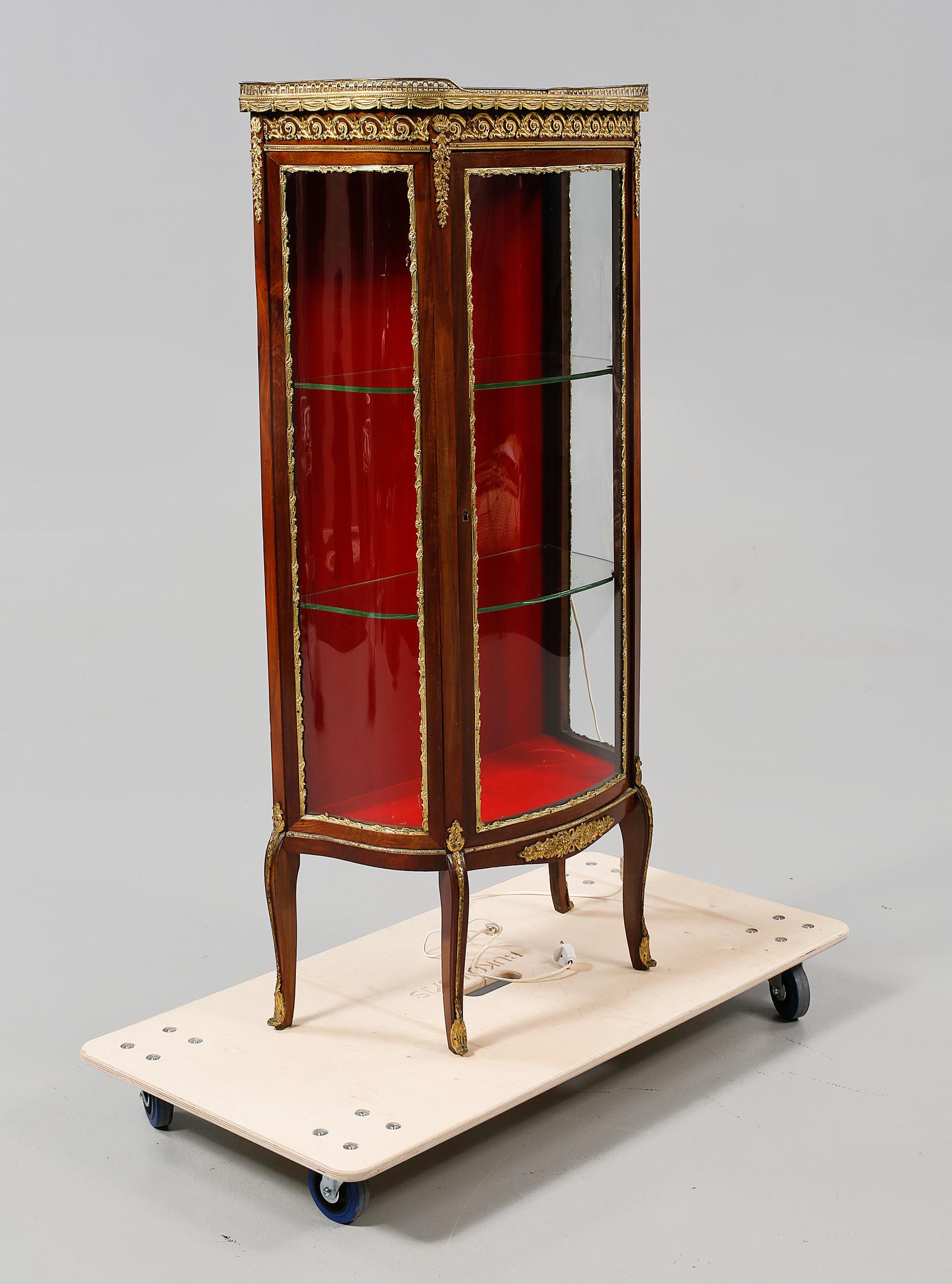 VITRINSKÅP, Louis XVI-stil, 1900-talets mitt.