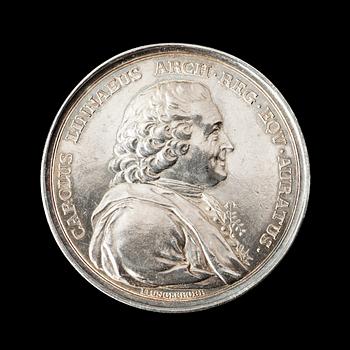 MEDALJ. Linné, Carl von (1707-1778), botaniker, läkare m m. Av G. Liungberger 1780. Silver 5,3 cm 69,4 g.