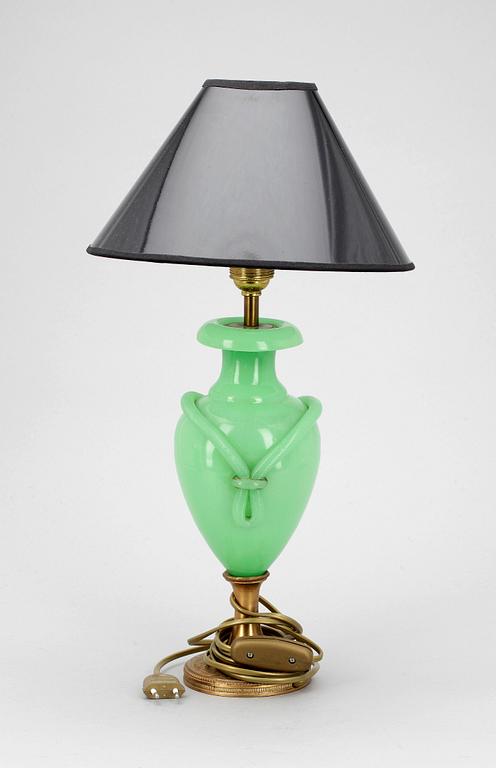 BORDSLAMPA, opalinglas, 1800-talets senare hälft.