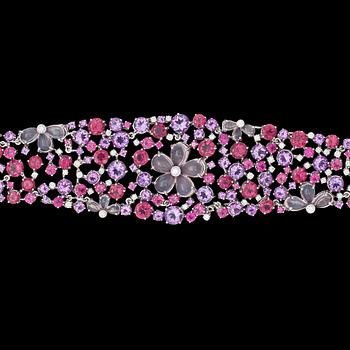 ARMBAND, olikfärgade ädelstenar, 43.09 ct, och briljantslipade diamanter.