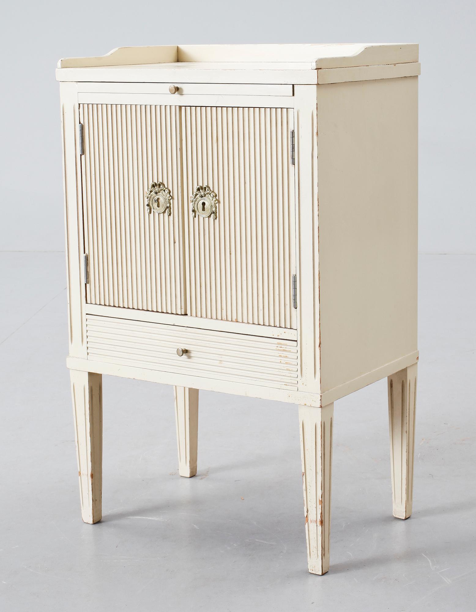 POTTSKÅP. Gustaviansk stil, 1900-tal.
