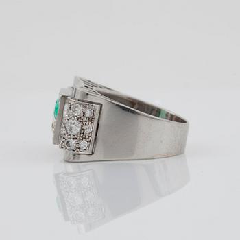 RING med droppslipad diamant ca 0.40 ct och smaragd ca 0.45 ct samt briljantslipade diamanter totalt ca 0.75 ct.