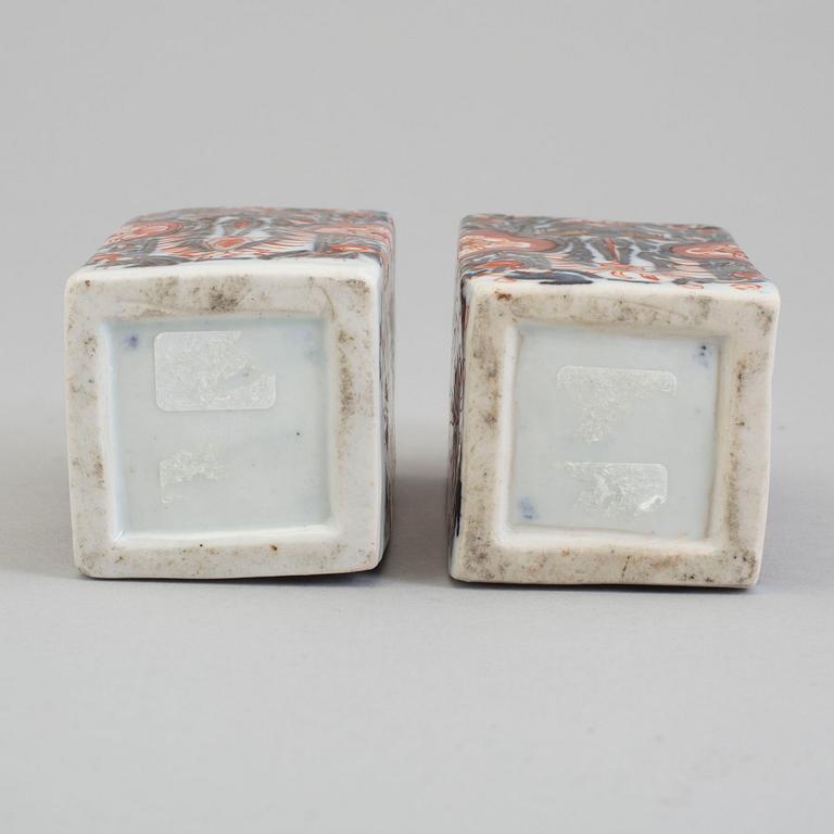 A pair of imari porcelain flasks, Meiji (1868-1912).