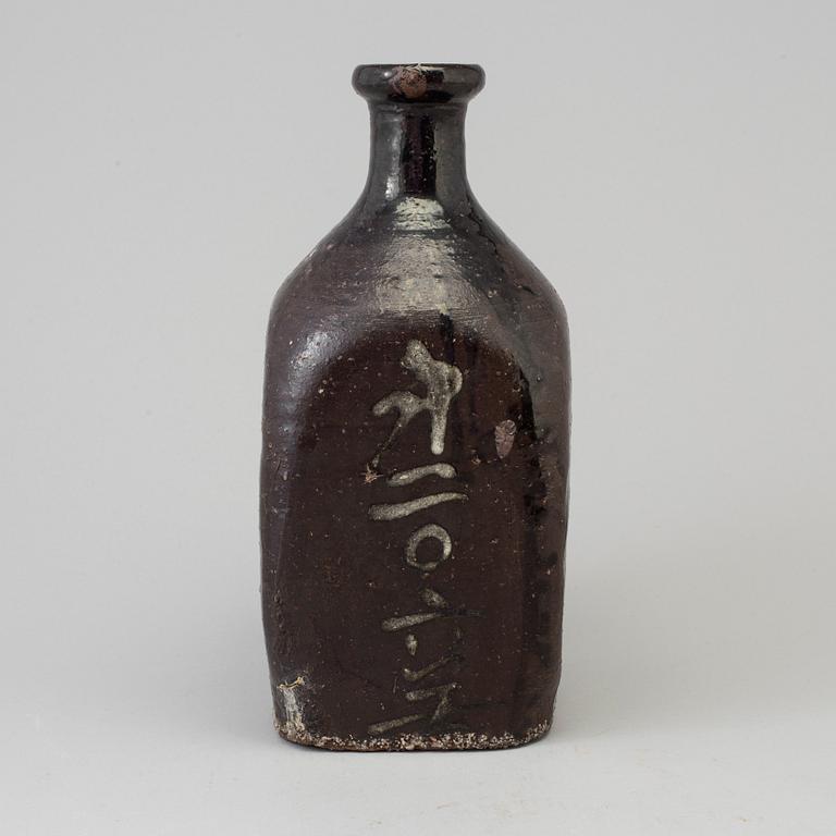 A Japanese ceramic bottle, Meiji (1868-1912).